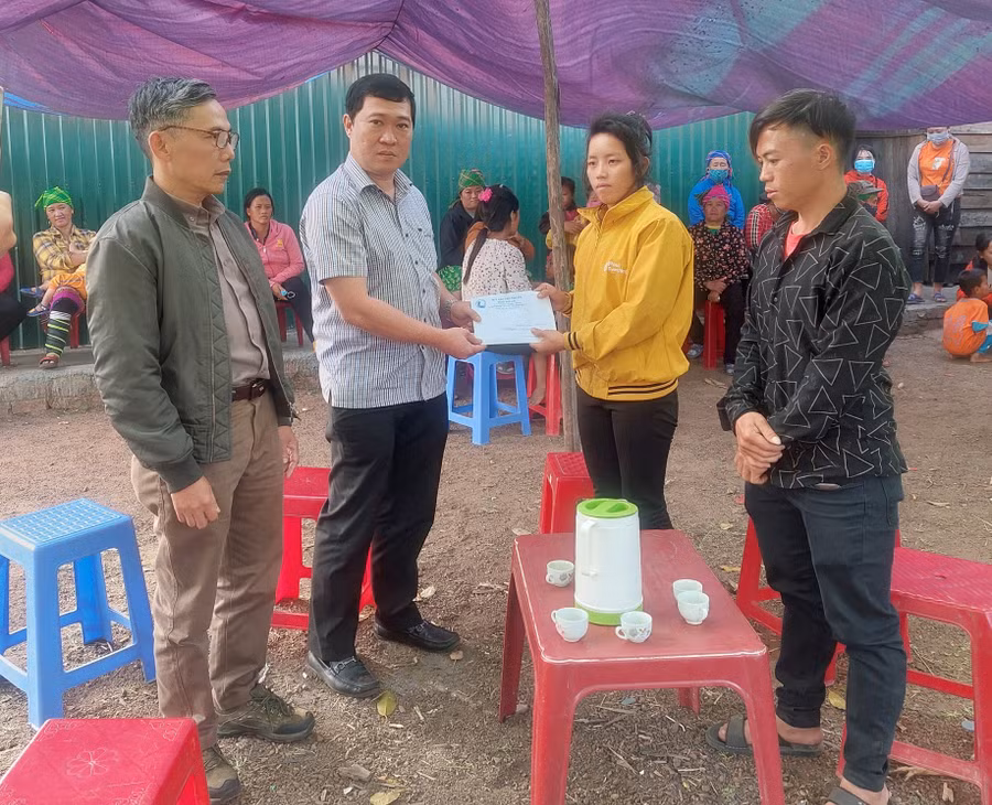 Ông Phạm Trần Anh (thứ 2 từ trái qua)-Phó Giám đốc Sở Lao động-Thương binh và Xã hội trao tiền hỗ trợ gia đình 3 cháu nhỏ bị đuối nước. Ảnh: Võ Quang