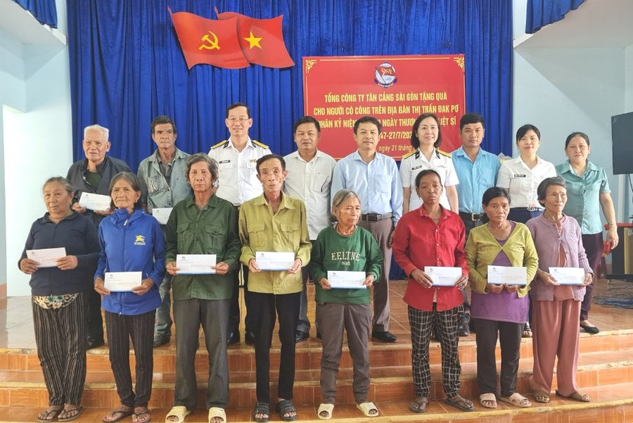 Đoàn tặng quà gia đình chính sách, người có công huyện Đak Pơ. Ảnh: Đinh Yến Đoàn tặng quà gia đình chính sách, người có công huyện Đak Pơ. Ảnh: Đinh Yến