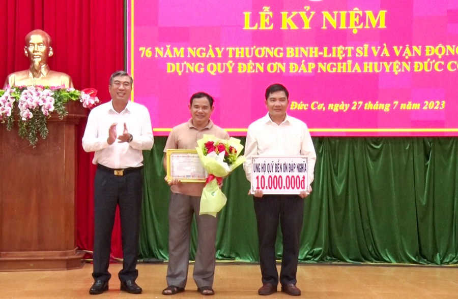 Chủ tịch UBND huyện Đức Cơ Vũ Mạnh Định (bìa trái) tiếp nhận đóng góp Quỹ Đền ơn đáp nghĩa của các cơ quan, đơn vị, doanh nghiệp, cá nhân. Ảnh: Đinh Yến