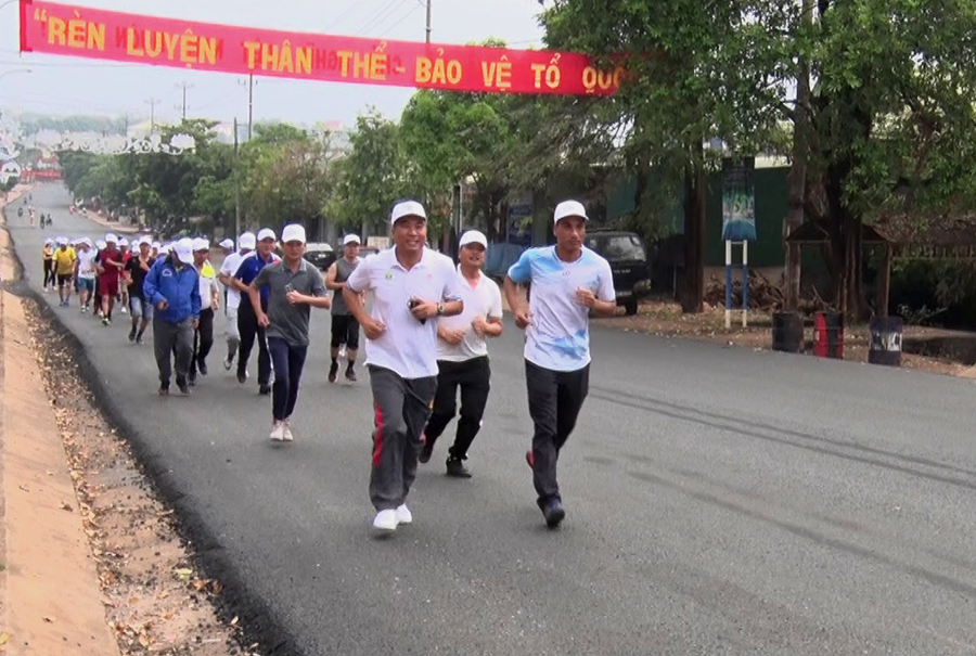 Các đại biểu tham gia chạy đồng hành 2 km hưởng ứng Ngày chạy Olympic vì sức khỏe toàn dân. Ảnh: Đinh Yến