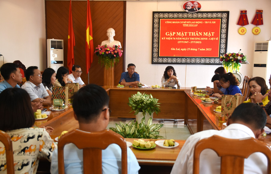 Lãnh đạo Sở Lao động-Thương binh và Xã hội gặp mặt đoàn viên là con gia đình chính sách. Ảnh: Đinh Yến Lãnh đạo Sở Lao động-Thương binh và Xã hội gặp mặt đoàn viên là con gia đình chính sách. Ảnh: Đinh Yến