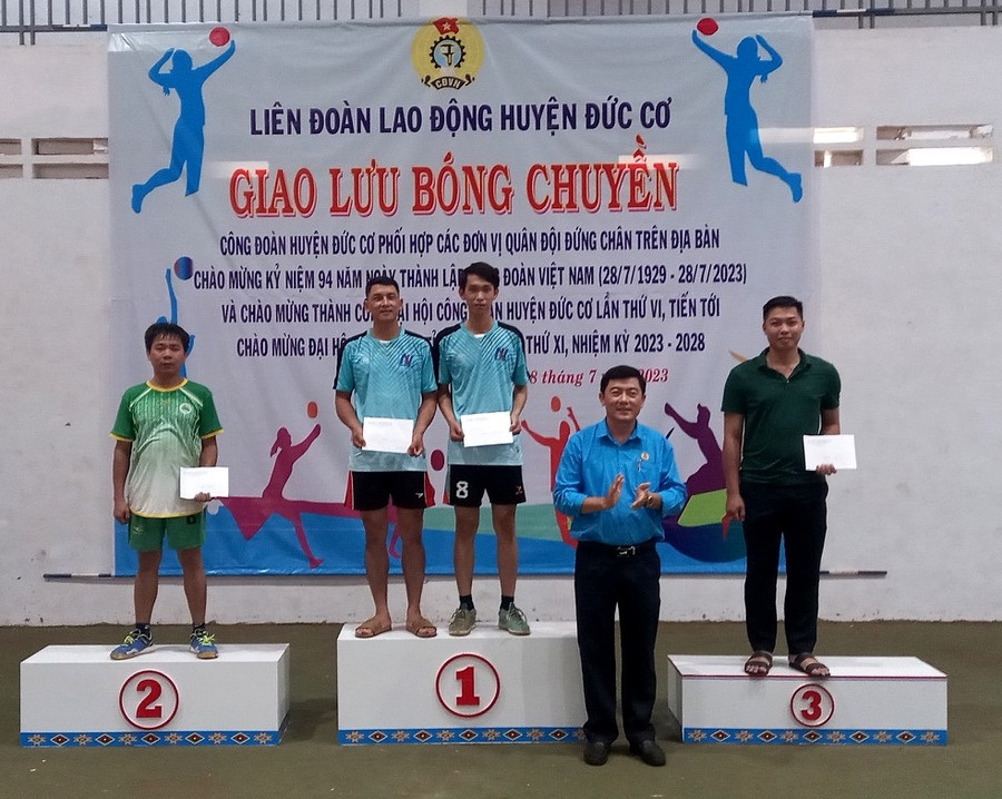 Ông Hồ Đình Kỳ - Chủ tịch LĐLĐ huyện Đức Cơ trao giải cho các đội. Ảnh: Thanh Tịnh Ông Hồ Đình Kỳ - Chủ tịch LĐLĐ huyện Đức Cơ trao giải cho các đội. Ảnh: Thanh Tịnh