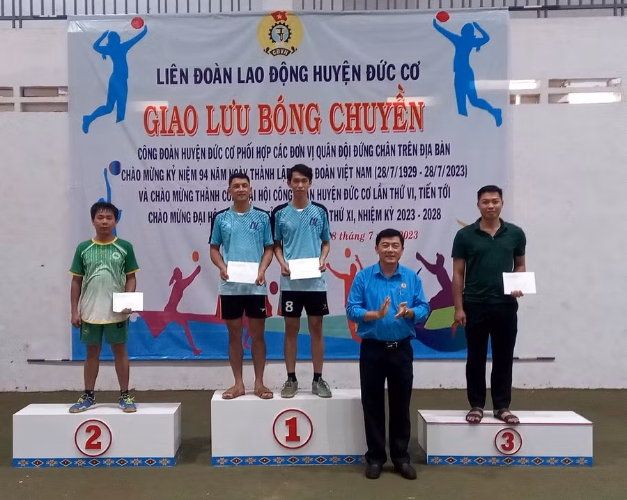 Ông Hồ Đình Kỳ - Chủ tịch LĐLĐ huyện Đức Cơ trao giải cho các đội. Ảnh: Thanh Tịnh