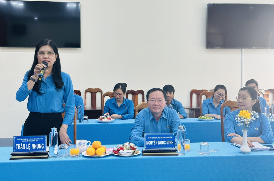 Đồng chí Trần Lệ Nhung (đứng)-Tỉnh ủy viên, Ủy viên Ban chấp hành Tổng LĐLĐ Việt Nam, Chủ tịch LĐLĐ tỉnh Gia Lai phát biểu tại buổi làm việc. Ảnh: Đinh Yến Đồng chí Trần Lệ Nhung (đứng)-Tỉnh ủy viên, Ủy viên Ban chấp hành Tổng LĐLĐ Việt Nam, Chủ tịch LĐLĐ tỉnh Gia Lai phát biểu tại buổi làm việc. Ảnh: Đinh Yến