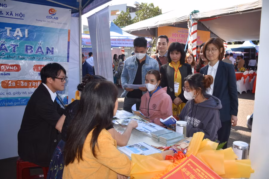 Các lao động tham gia tư vấn việc làm tại gian hàng Trung tâm Lao động ngoài nước (Bộ Lao động-Thương binh và Xã hội). Ảnh: Yến-Dung