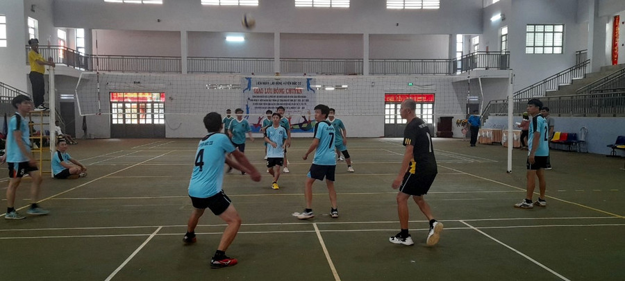 Các vận động viên giao lưu môn bóng chuyền. Ảnh: Đinh Yến Các vận động viên giao lưu môn bóng chuyền. Ảnh: Đinh Yến