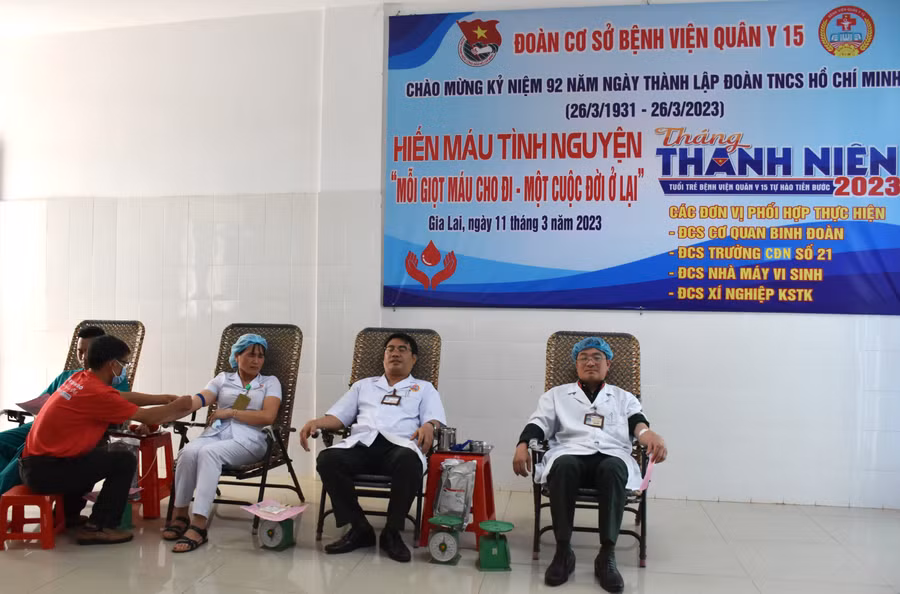 Lãnh đạo, cán bộ, y, bác sĩ, chiến sỹ, người lao động Bệnh viện Quân y 15 tham gia hiến máu tình nguyện. Ảnh: Đinh Yến