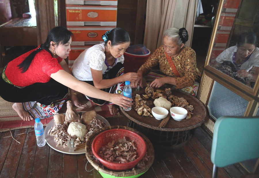 Người dân thôn 6 chuẩn bị mâm cỗ cúng ngày Tết Độc lập. Ảnh: Hà Thắm Người dân thôn 6 chuẩn bị mâm cỗ cúng ngày Tết Độc lập. Ảnh: Hà Thắm