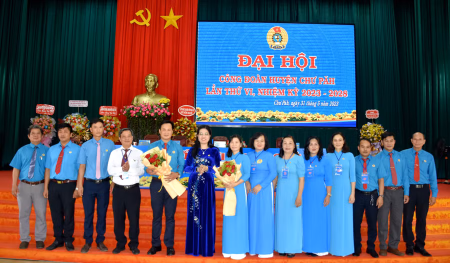Ban chấp hành Công đoàn huyện Chư Păh khóa VI, nhiệm kỳ 2023-2028 ra mắt. Ảnh: Đinh Yến
