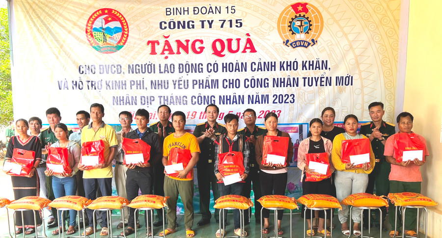 Lãnh đạo Phòng Chính trị Binh đoàn 15, Công ty 715 và địa phương trao quà cho công nhân. Ảnh: Đinh Yến