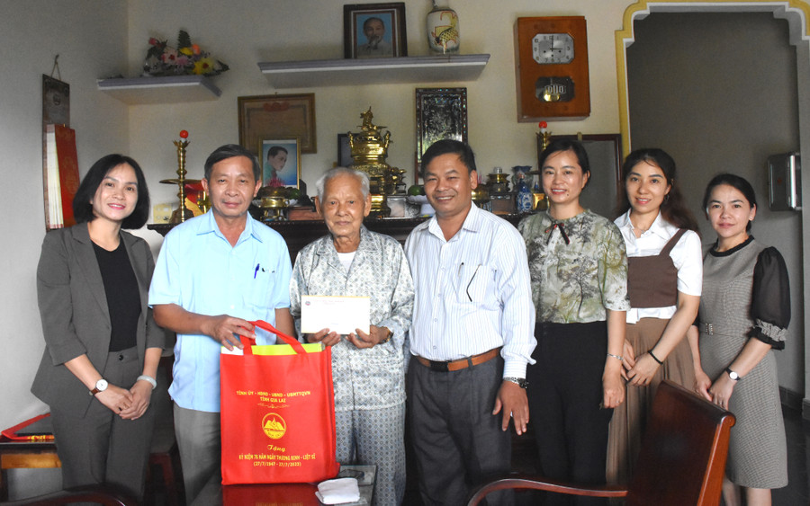 Trưởng ban Tuyên giáo Tỉnh ủy Huỳnh Thế Mạnh (thứ 2 từ trái qua) cùng đại diện Sở Giáo dục và Đào tạo, lãnh đạo huyện Đak Pơ ân cần thăm hỏi, tri ân gia đình ông Đoàn Tử Cảnh, thôn Tân Sơn, xã Tân An, huyện Đak Pơ. Ảnh: Đinh Yến Trưởng ban Tuyên giáo Tỉnh ủy Huỳnh Thế Mạnh (thứ 2 từ trái qua) cùng đại diện Sở Giáo dục và Đào tạo, lãnh đạo huyện Đak Pơ ân cần thăm hỏi, tri ân gia đình ông Đoàn Tử Cảnh, thôn Tân Sơn, xã Tân An, huyện Đak Pơ. Ảnh: Đinh Yến