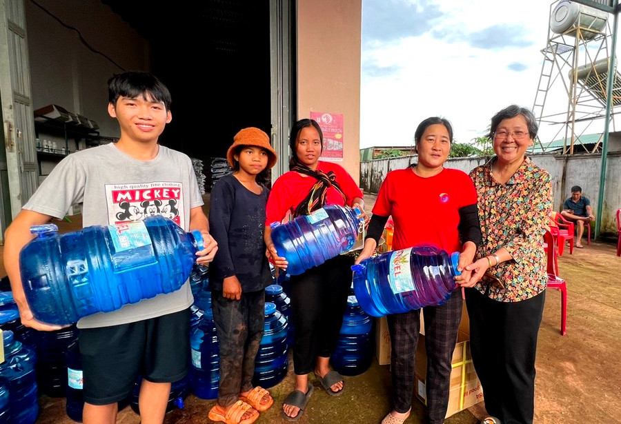 Nhà may Thăng Tiến tặng bình nước lọc cho người dân làng O Ngó. Ảnh: Đinh Yến Nhà may Thăng Tiến tặng bình nước lọc cho người dân làng O Ngó. Ảnh: Đinh Yến