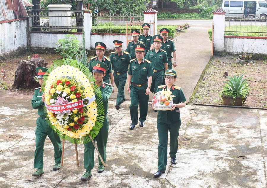 Đảng ủy, Ban Giám đốc Công ty 715 (Binh đoàn 15) dâng hương, dâng hoa Đài tưởng niệm liệt sĩ xã Ia O. Ảnh: Đinh Yến