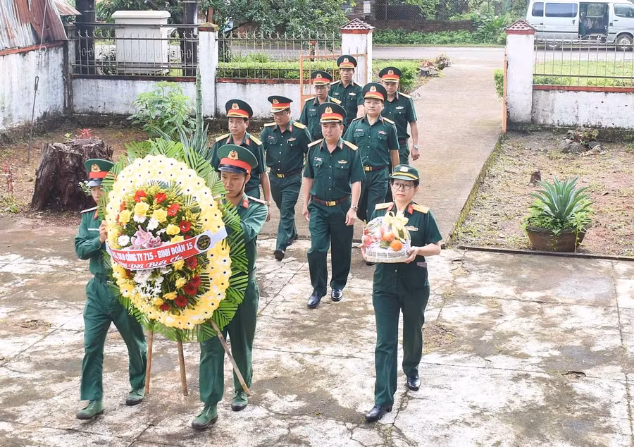 Đảng ủy, Ban Giám đốc Công ty 715 (Binh đoàn 15) dâng hương, dâng hoa Đài tưởng niệm liệt sĩ xã Ia O. Ảnh: Đinh Yến