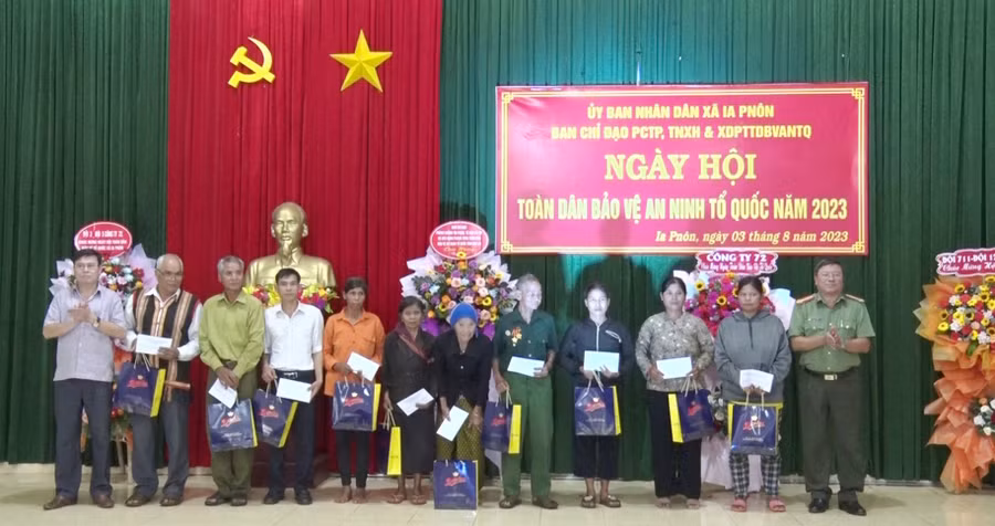 Ban chỉ đạo phòng-chống tội phạm, tệ nạn xã hội và xây dựng phong trào “Toàn dân bảo vệ an ninh Tổ quốc” tỉnh tặng 10 suất quà cho những quần chúng điển hình trong phong trào toàn dân bảo vệ an ninh Tổ quốc. Ảnh: Thanh Tịnh