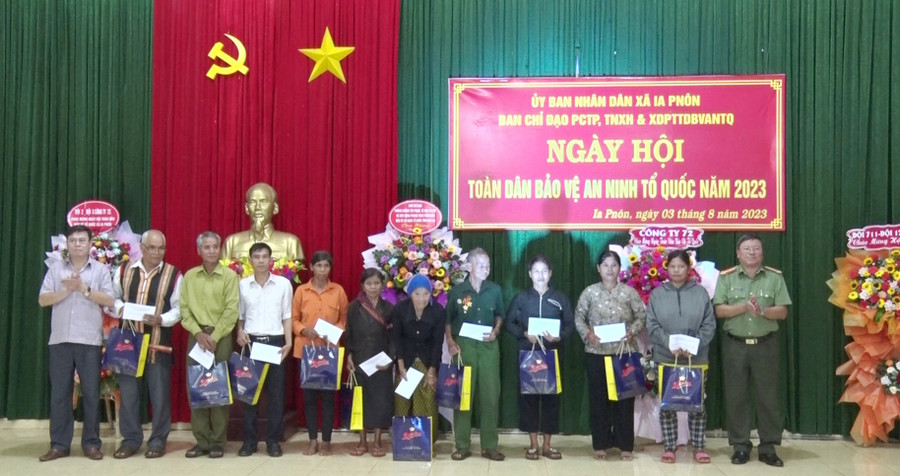 Ban chỉ đạo phòng-chống tội phạm, tệ nạn xã hội và xây dựng phong trào “Toàn dân bảo vệ an ninh Tổ quốc” tỉnh tặng 10 suất quà cho những quần chúng điển hình trong phong trào toàn dân bảo vệ an ninh Tổ quốc. Ảnh: Thanh Tịnh