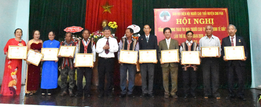 Ông Nguyễn Ngọc Thanh (thứ 6 từ trái qua)- Phó Chủ tịch UBND huyện Chư Păh tặng giấy khen của UBND huyện cho các cá nhân có thành tích xuất sắc trong phong trào NCT làm kinh tế giỏi, giai đoạn 2018-2023. Ảnh. Đinh Yến Ông Nguyễn Ngọc Thanh (thứ 6 từ trái qua)- Phó Chủ tịch UBND huyện Chư Păh tặng giấy khen của UBND huyện cho các cá nhân có thành tích xuất sắc trong phong trào NCT làm kinh tế giỏi, giai đoạn 2018-2023. Ảnh. Đinh Yến