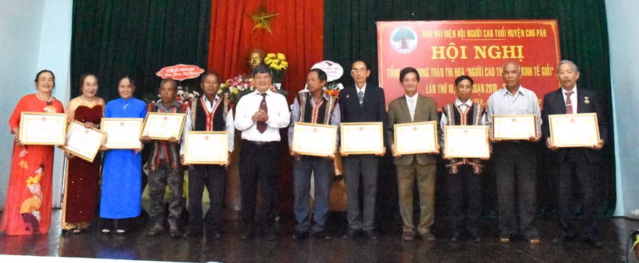 Ông Nguyễn Ngọc Thanh (thứ 6 từ trái qua)- Phó Chủ tịch UBND huyện Chư Păh tặng giấy khen của UBND huyện cho các cá nhân có thành tích xuất sắc trong phong trào NCT làm kinh tế giỏi, giai đoạn 2018-2023. Ảnh. Đinh Yến