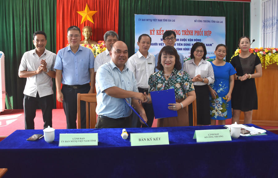 Ủy ban MTTQ Việt Nam tỉnh phối hợp cùng Sở Công thương ký kết chương trình "Người Việt Nam ưu tiên dùng hàng Việt Nam". Ảnh: Đinh Yến Ủy ban MTTQ Việt Nam tỉnh phối hợp cùng Sở Công thương ký kết chương trình "Người Việt Nam ưu tiên dùng hàng Việt Nam". Ảnh: Đinh Yến