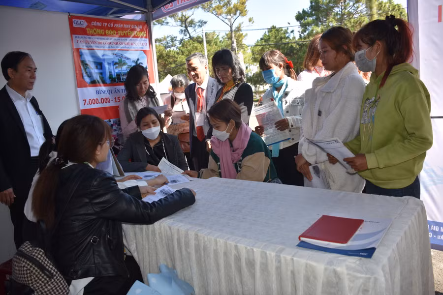 Nhiều lao động được tuyển dụng trực tiếp vào Công ty cổ phần May Gia Lai. Ảnh: Yến- Dung