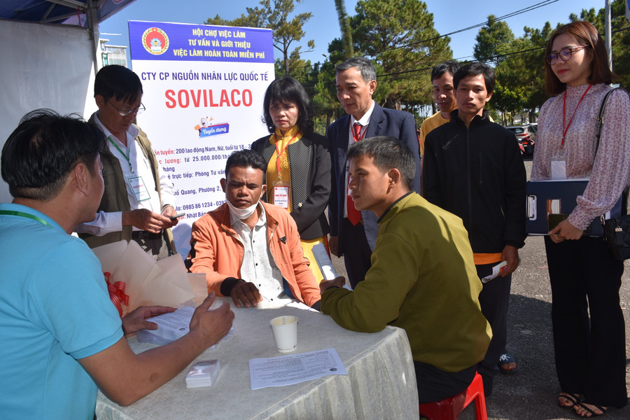 Nhiều lao động đăng ký đi xuất khẩu lao động. Ảnh: Yến-Dung Nhiều lao động đăng ký đi xuất khẩu lao động. Ảnh: Yến-Dung