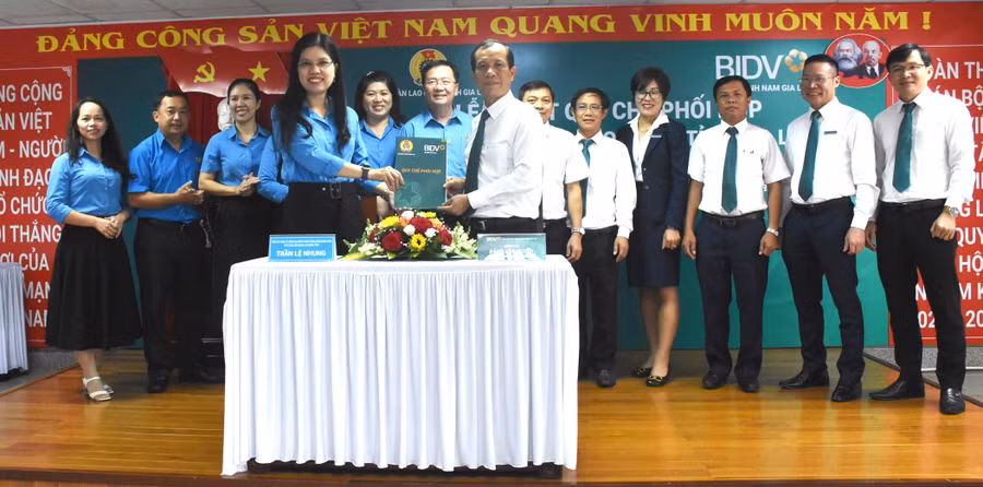 LĐLĐ tỉnh Gia Lai ký kết quy chế phối hợp với BIDV Nam Gia Lai. Ảnh: Đinh Yến