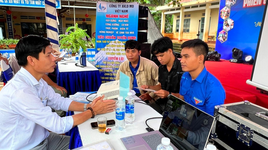 Giám đốc Công ty Xuất khẩu Lao động MD Việt Nam Nguyễn Văn Đức giới thiệu thị trường xuất khẩu lao động cho thanh niên tại Phiên giao dịch việc làm xã Ia Dơk. Ảnh: Đinh Yến