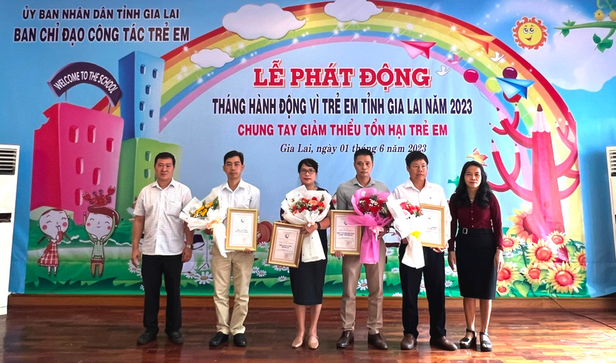 Đại diện Hội đồng Quản lý Quỹ Bảo trợ trẻ em tỉnh Gia Lai trao giấy ghi nhận cho các tập thể, cá nhân có thành tích xuất sắc ủng hộ Quỹ Bảo trợ trẻ em tỉnh năm 2022. Ảnh: Đinh Yến