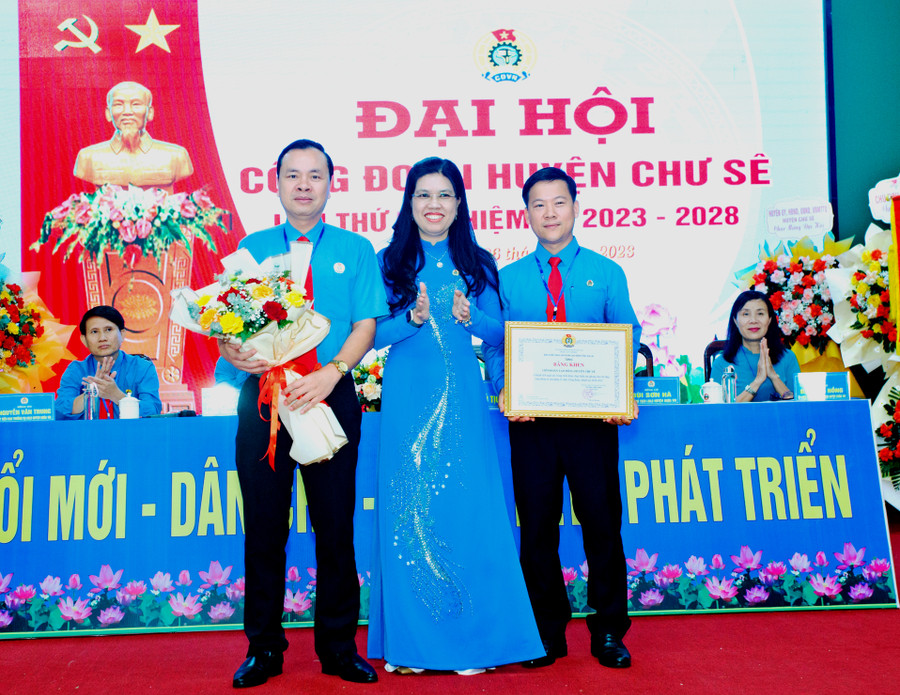 BàTrần Lệ Nhung-Chủ tịch LĐLĐ tỉnh Gia Lai tặng bằng khen cho LĐLĐ huyện Chư Sê. Ảnh: Như Bút BàTrần Lệ Nhung-Chủ tịch LĐLĐ tỉnh Gia Lai tặng bằng khen cho LĐLĐ huyện Chư Sê. Ảnh: Như Bút