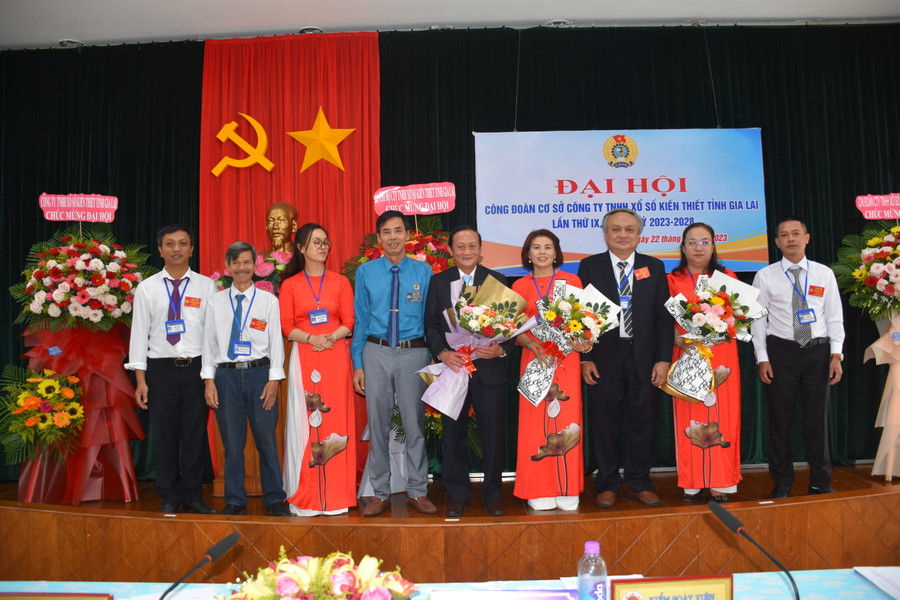 Ban chấp hành khóa mới ra mắt. Ảnh: Đinh Yến Ban chấp hành khóa mới ra mắt. Ảnh: Đinh Yến