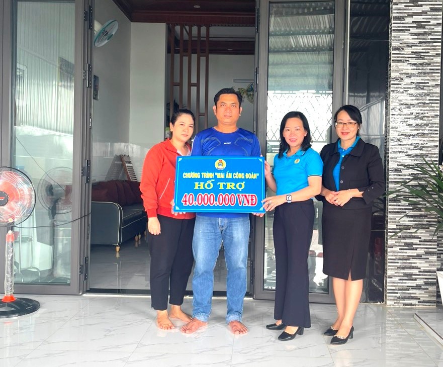 Công đoàn ngành Y tế tỉnh Gia Lai bàn giao &quot;Mái ấm Công đoàn&quot; cho đoàn viên Kpă Thăk-Công đoàn cơ sở Bệnh viện Tâm Thần kinh tỉnh. Ảnh: Đinh Yến