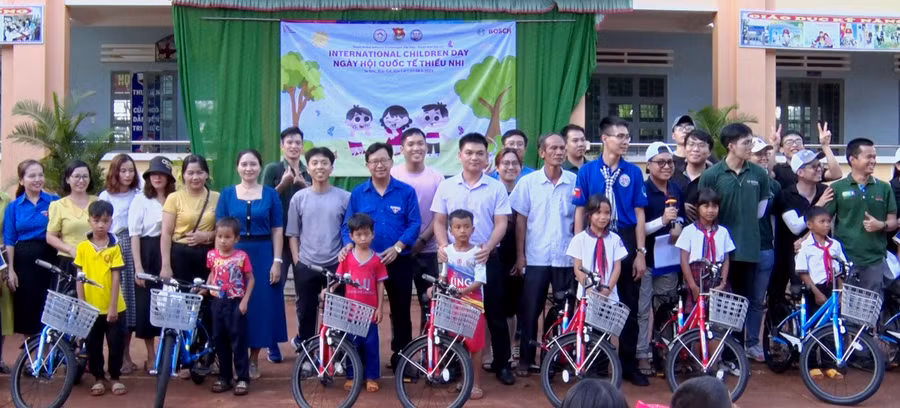 Ban tổ chức tặng 10 xe đạp cho học sinh nghèo vượt khó của Trường Tiểu học Bùi Thị Xuân. Ảnh. Thanh Tịnh