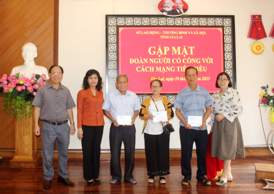 Bà Rcom Sa Duyên (thứ 2 từ trái qua)- Giám đốc Sở Lao động-Thương binh và Xã hội tặng quà các đại biểu. Ảnh: Thanh Tuấn