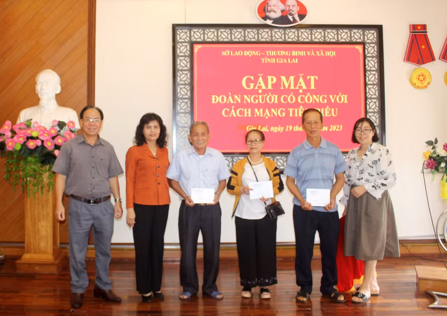 Bà Rcom Sa Duyên (thứ 2 từ trái qua)- Giám đốc Sở Lao động-Thương binh và Xã hội tặng quà các đại biểu. Ảnh: Thanh Tuấn