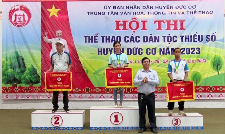 Ban tổ chức trao giải nhất, nhì, ba toàn đoàn cho các đội. Ảnh: Thanh Tịnh Ban tổ chức trao giải nhất, nhì, ba toàn đoàn cho các đội. Ảnh: Thanh Tịnh