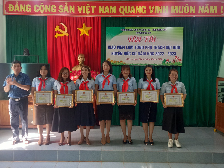 Phòng Giáo dục và Đào tạo huyện Đức Cơ trao giải cho các thí sinh xuất sắc tại Hội thi. Ảnh: Huy Tịnh Phòng Giáo dục và Đào tạo huyện Đức Cơ trao giải cho các thí sinh xuất sắc tại Hội thi. Ảnh: Huy Tịnh