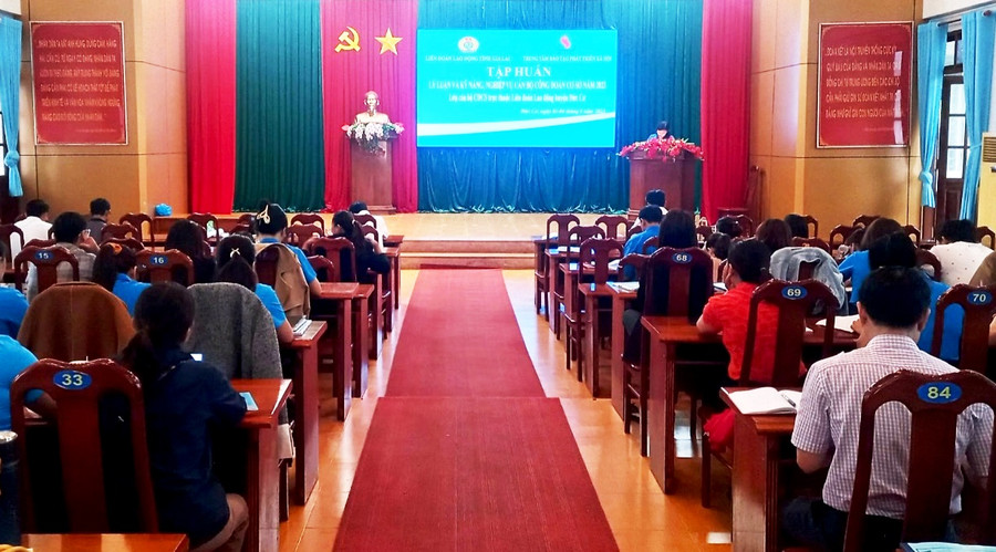 76 Chủ tịch, Phó Chủ tịch Công đoàn cơ sở tại huyện Đức Cơ tập huấn lý luận, kỹ năng nghiệp vụ. Ảnh: Thanh Tịnh 76 Chủ tịch, Phó Chủ tịch Công đoàn cơ sở tại huyện Đức Cơ tập huấn lý luận, kỹ năng nghiệp vụ. Ảnh: Thanh Tịnh