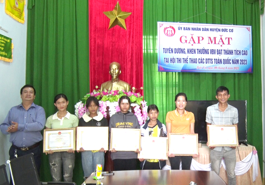 Dịp này, Chủ tịch UBND huyện Đức Cơ đã tặng giấy khen và tiền thưởng cho 6 VĐV đạt thành tích cao tại 2 Hội thi. Ảnh: Thanh Tịnh Dịp này, Chủ tịch UBND huyện Đức Cơ đã tặng giấy khen và tiền thưởng cho 6 VĐV đạt thành tích cao tại 2 Hội thi. Ảnh: Thanh Tịnh