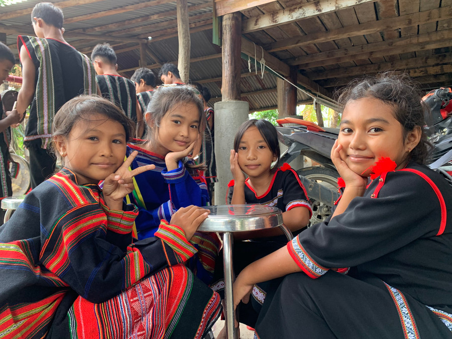 Những thành viên nhí trong đội múa xoang của xã Đất Bằng. Ảnh: Trân Trân Những thành viên nhí trong đội múa xoang của xã Đất Bằng. Ảnh: Trân Trân