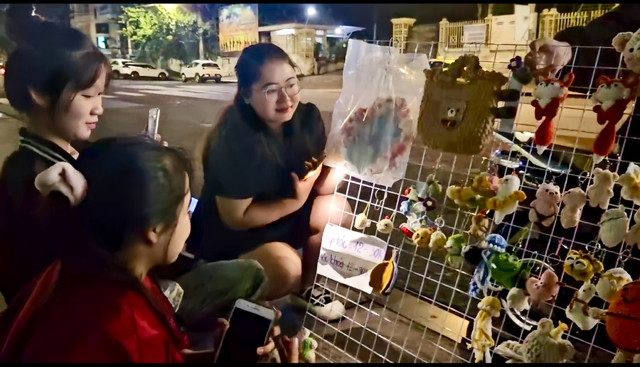 Cô bạn Trịnh Thị Mai với gian hàng nhỏ xinh tại Quảng Trường Đại Đoàn Kết. Ảnh: Trân Trân Cô bạn Trịnh Thị Mai với gian hàng nhỏ xinh tại Quảng Trường Đại Đoàn Kết. Ảnh: Trân Trân