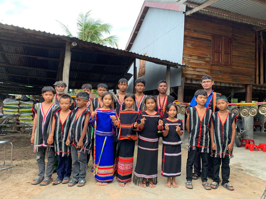 Câu lạc bộ cồng chiêng thanh-thiếu niên xã Đất Bằng. Ảnh: Trân Trân Câu lạc bộ cồng chiêng thanh-thiếu niên xã Đất Bằng. Ảnh: Trân Trân