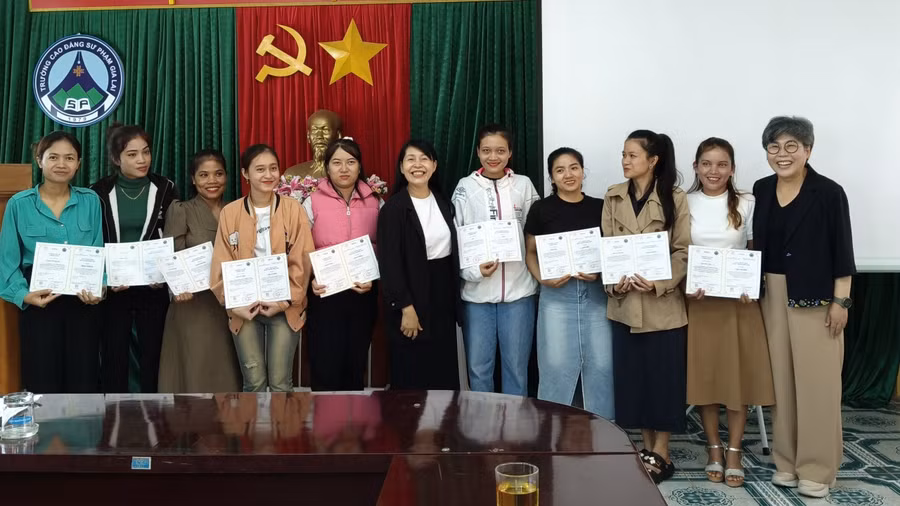 Các học viên nhận chứng chỉ hoàn thành lớp bồi dưỡng. Ảnh: Đồng Lai