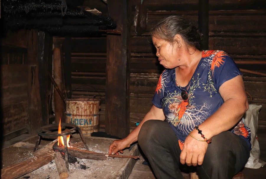 Bà Rơ Châm H'Ky dù đã ngoài 60 nhưng vẫn luôn phải đi làm đổi công để kiếm tiền lo cho người con khiếm thị. Ảnh Lạc Hà Bà Rơ Châm H'Ky dù đã ngoài 60 nhưng vẫn luôn phải đi làm đổi công để kiếm tiền lo cho người con khiếm thị. Ảnh Lạc Hà