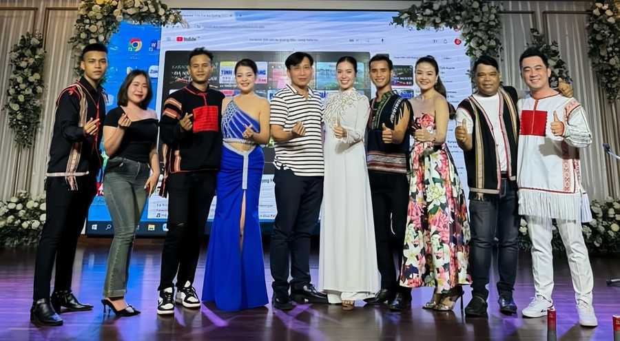Klong Ha Tranh (thứ 3 từ trái sang) trong chuyến đi diễn cùng đoàn. Ảnh: NVCC Klong Ha Tranh (thứ 3 từ trái sang) trong chuyến đi diễn cùng đoàn. Ảnh: NVCC