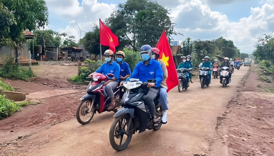 Đội tuyên truyền viên xã Kdang (huyện Đak Đoa) làm nhiệm vụ tuyên truyền tại cơ sở Ảnh: NVCC Đội tuyên truyền viên xã Kdang (huyện Đak Đoa) làm nhiệm vụ tuyên truyền tại cơ sở Ảnh: NVCC