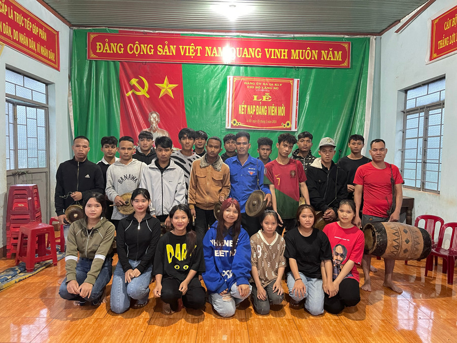 Đều đặn mỗi tuần 3 buổi, thanh thiếu niên làng Nú (xã Ia Kly, huyện Chư Prông) cùng nhau tập luyện đánh chiêng, múa xoang. Ảnh: Trân Trân Đều đặn mỗi tuần 3 buổi, thanh thiếu niên làng Nú (xã Ia Kly, huyện Chư Prông) cùng nhau tập luyện đánh chiêng, múa xoang. Ảnh: Trân Trân