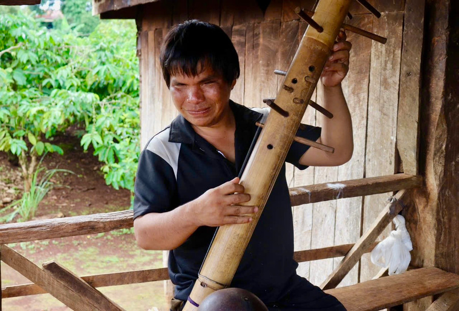 Ngoài vót đũa, chàng trai Jrai khiếm thị Rơ Châm Bôm còn tìm thấy niềm vui từ việc tự tay chế tác và đánh đàn Goong. Ảnh: Trân Trân Ngoài vót đũa, chàng trai Jrai khiếm thị Rơ Châm Bôm còn tìm thấy niềm vui từ việc tự tay chế tác và đánh đàn Goong. Ảnh: Trân Trân