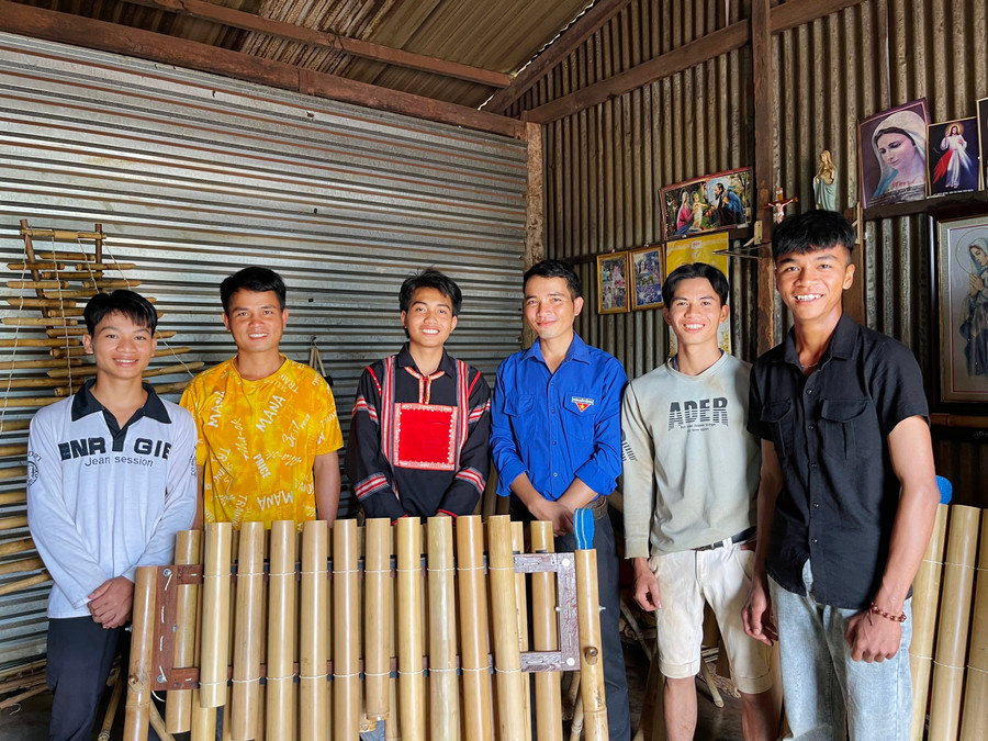 Ngày càng có nhiều bạn trẻ tại xã Hà Bầu mong muốn gìn giữ và phát huy giá trị của nhạc cụ truyền thống. Ảnh: Trân Trân Ngày càng có nhiều bạn trẻ tại xã Hà Bầu mong muốn gìn giữ và phát huy giá trị của nhạc cụ truyền thống. Ảnh: Trân Trân