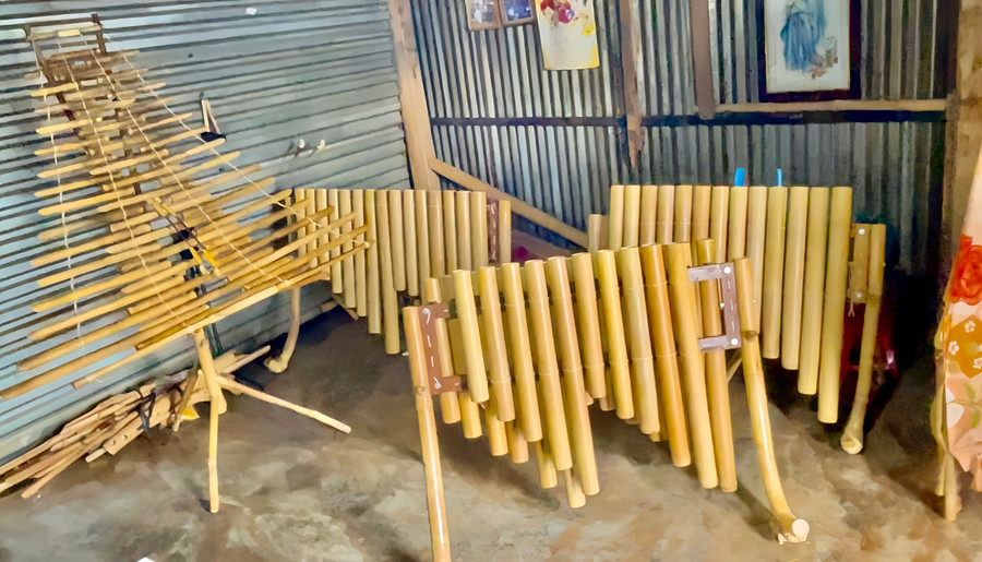 Góc nhà nhỏ chất chứa bao tâm huyết và đam mê của Ksor Djoan với đàn t'rưng. Ảnh: Trân Trân Góc nhà nhỏ chất chứa bao tâm huyết và đam mê của Ksor Djoan với đàn t'rưng. Ảnh: Trân Trân