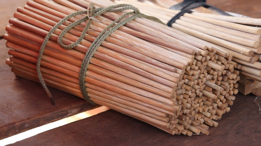 Những chiếc đũa do anh Bôm làm ra rất tròn đều và chất lượng, được nhiều người yêu thích. Ảnh: Trân Trân Những chiếc đũa do anh Bôm làm ra rất tròn đều và chất lượng, được nhiều người yêu thích. Ảnh: Trân Trân